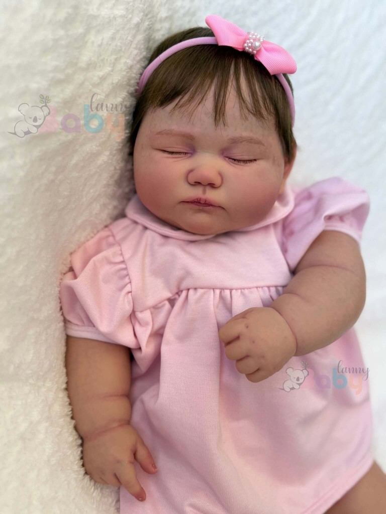 Bebê reborn Lanny Baby dormindo com vestido rosa